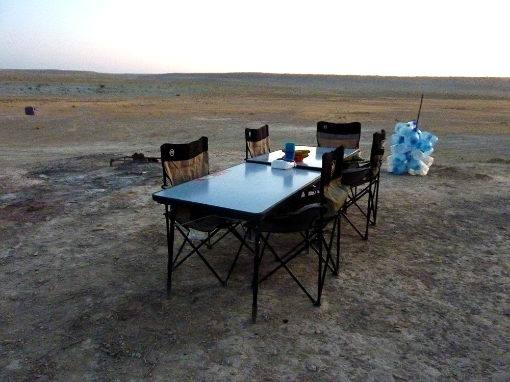 キャンプサイトのテーブル